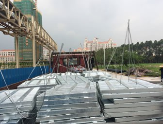 鍍鋅鋼格板裝車(chē)準(zhǔn)備發(fā)往山西 工程案例